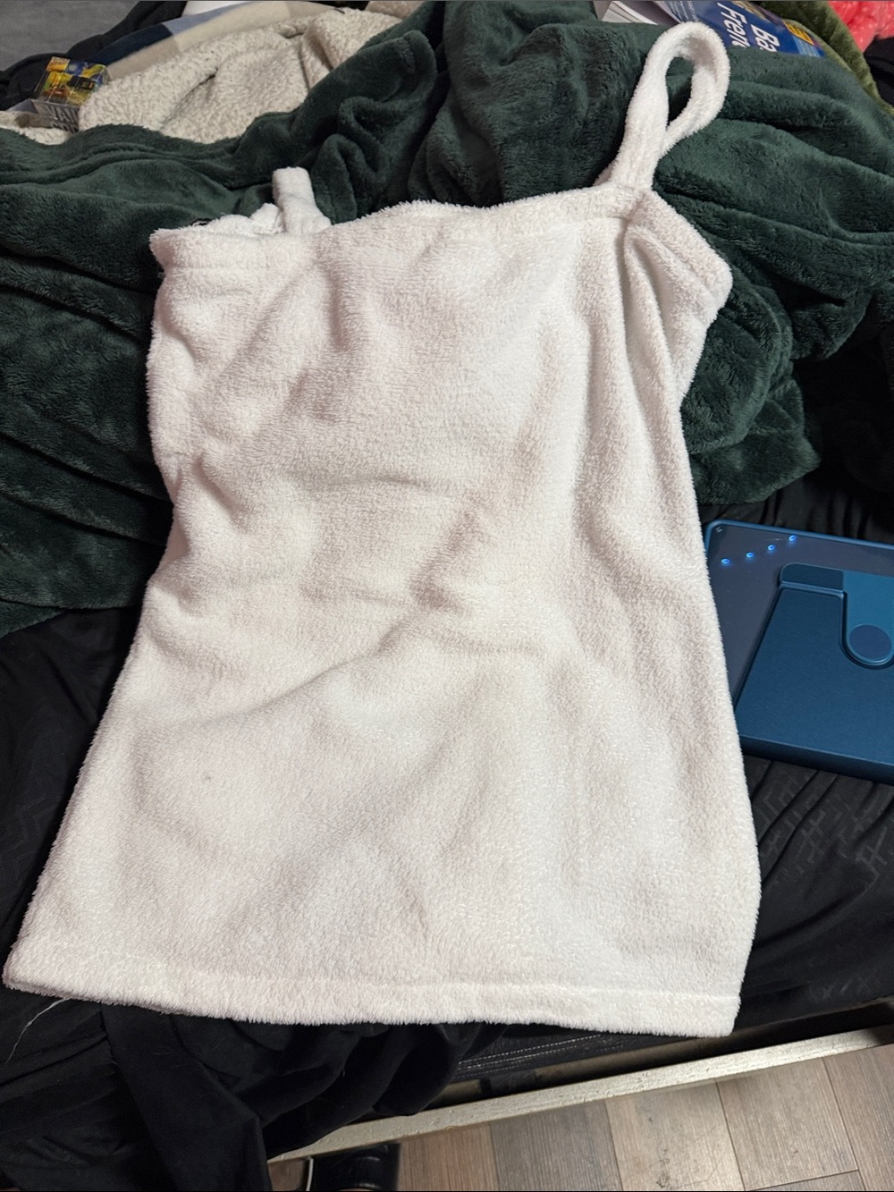 Hello Kitty White Robe with Red Bow - Picture 2 of 2